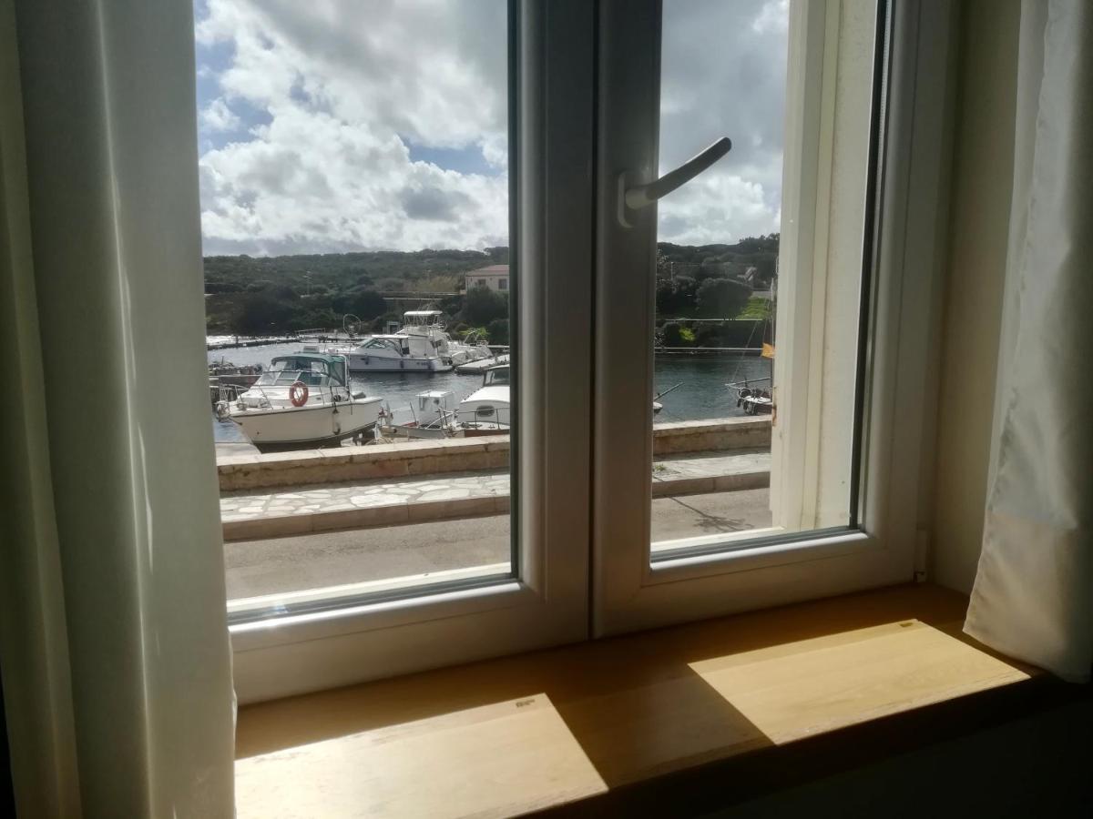 Domo Sul Porto Bed & Breakfast Стинтино Екстериор снимка