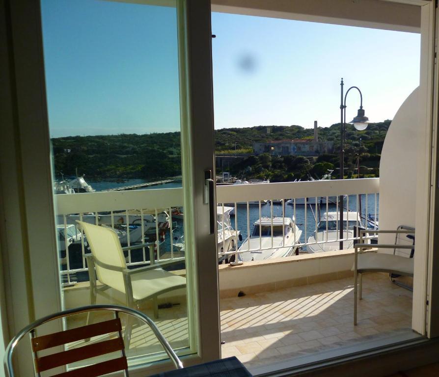 Domo Sul Porto Bed & Breakfast Стинтино Екстериор снимка