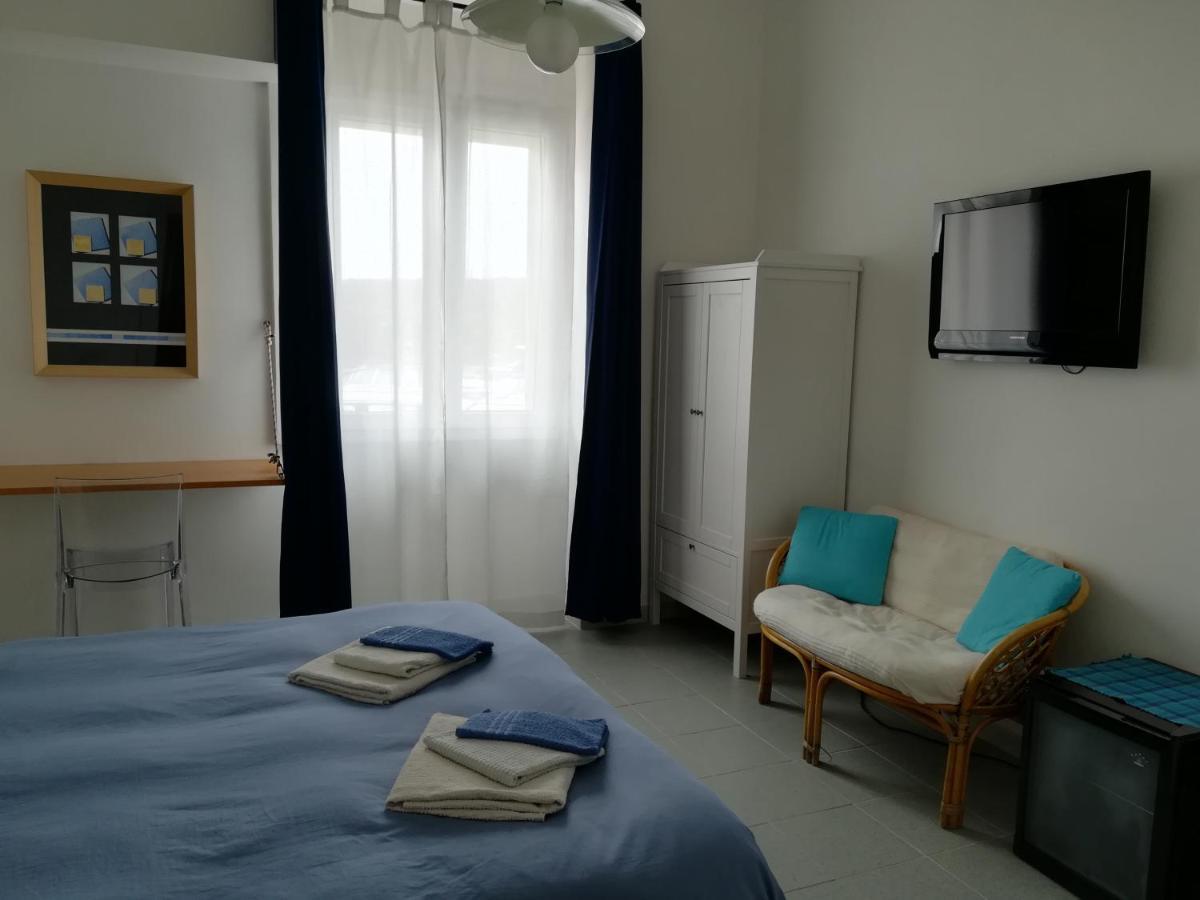 Domo Sul Porto Bed & Breakfast Стинтино Екстериор снимка
